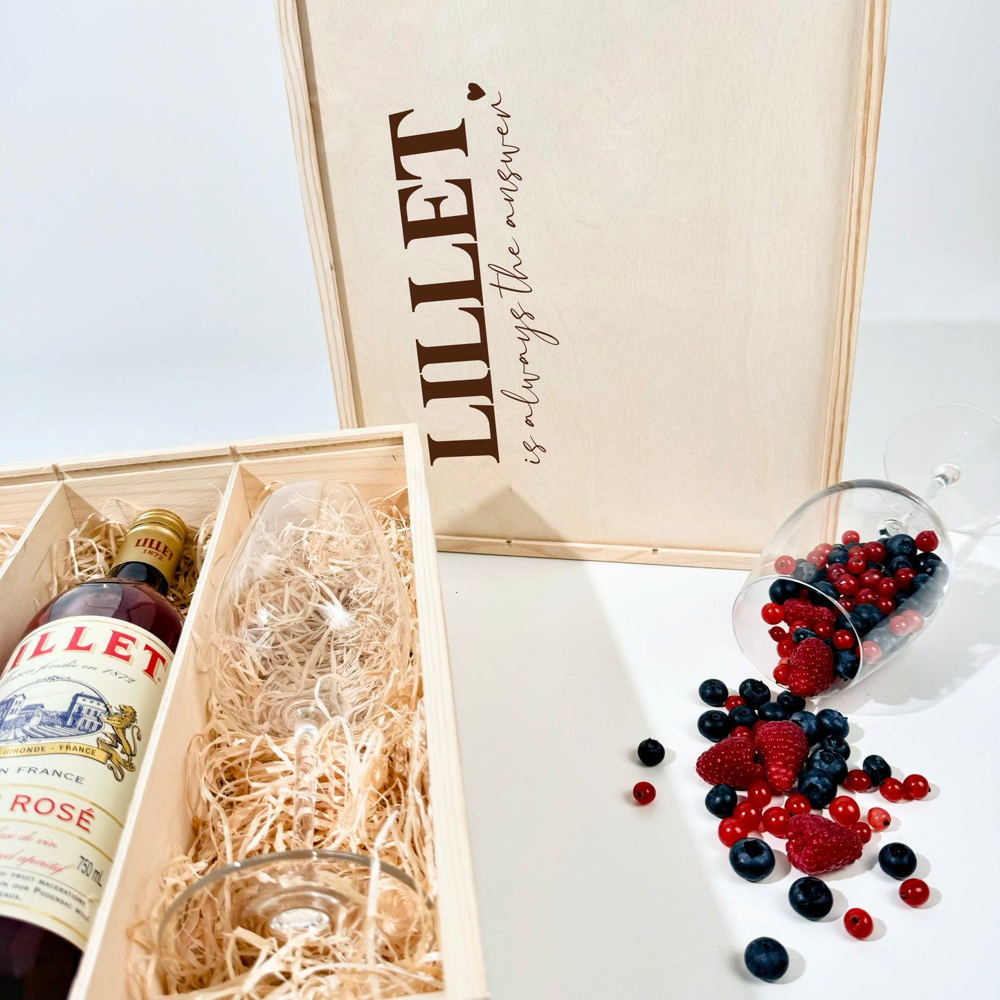 LILLET Holzbox | inkl. 2 Gläsern & LILLET | PERSONALISIERBAR |Besties | Mädelsabend
