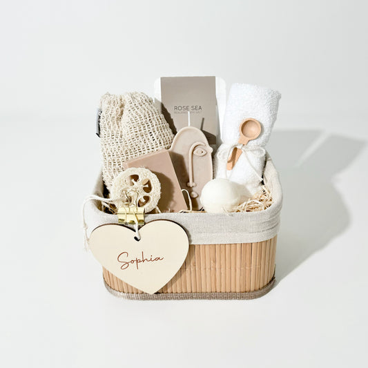 Spa Geschenkkorb mit handgemachten Pflegeprodukten, Kerze, Seife und Badesalz in Bambuskorb – Erholung Geschenkset für Zuhause